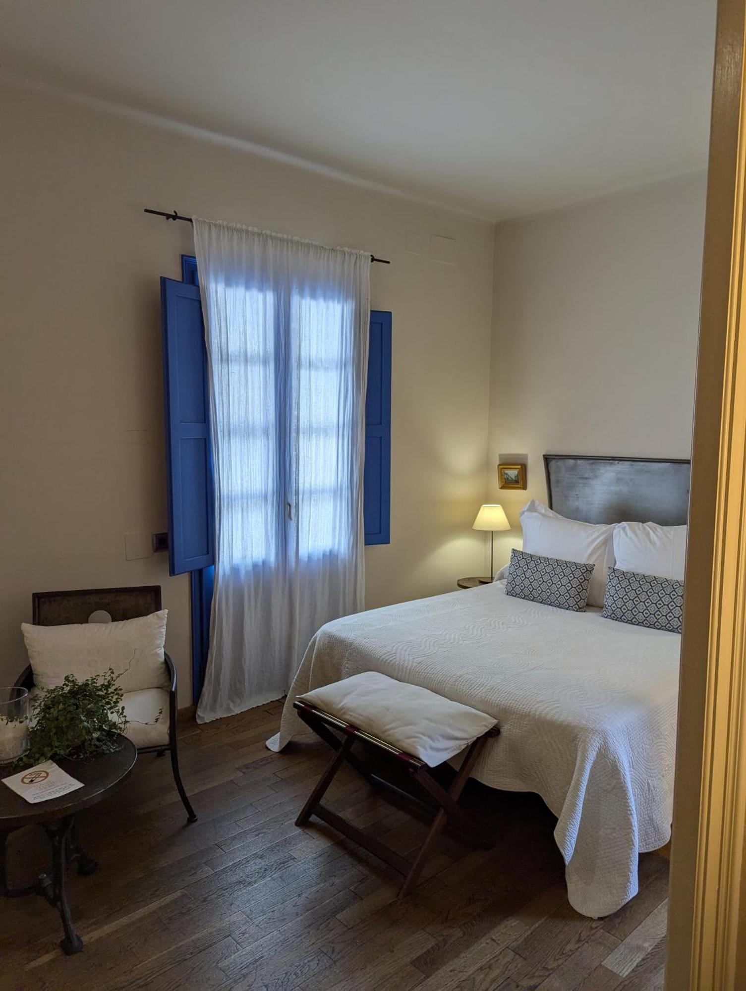 Hostal De La Placa - Hotel Boutique Кабрилс Экстерьер фото