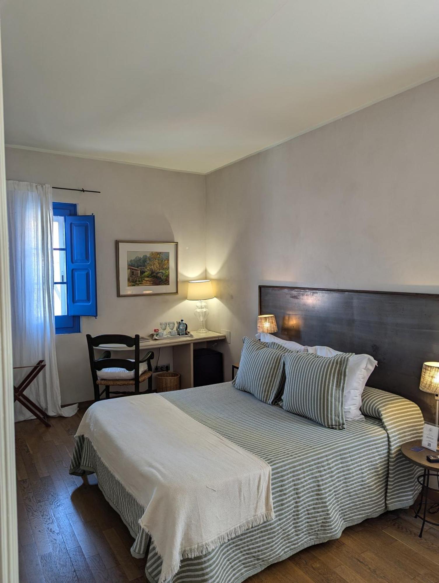 Hostal De La Placa - Hotel Boutique Кабрилс Экстерьер фото