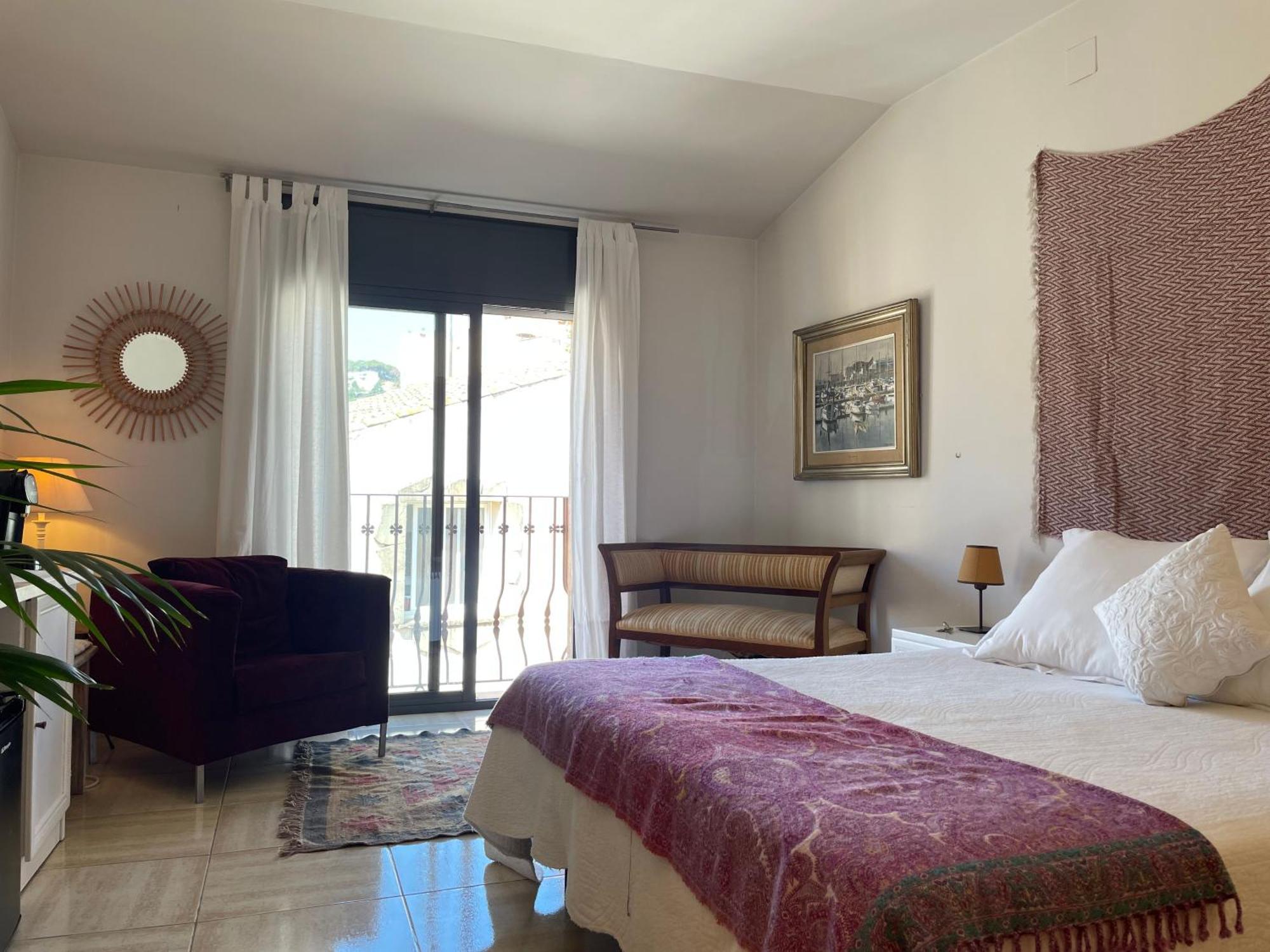 Hostal De La Placa - Hotel Boutique Кабрилс Экстерьер фото